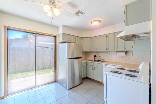 207 S Westview Dr, Derby, KS 67037
