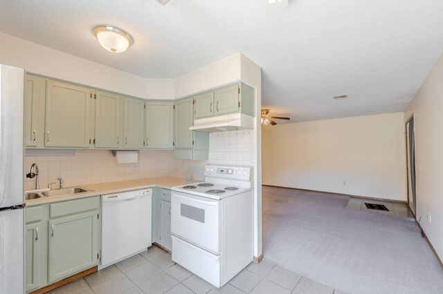 207 S Westview Dr, Derby, KS 67037
