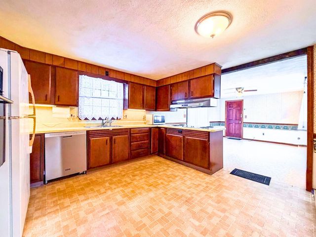 1 Old Coach Road, Hudson, NH 03051