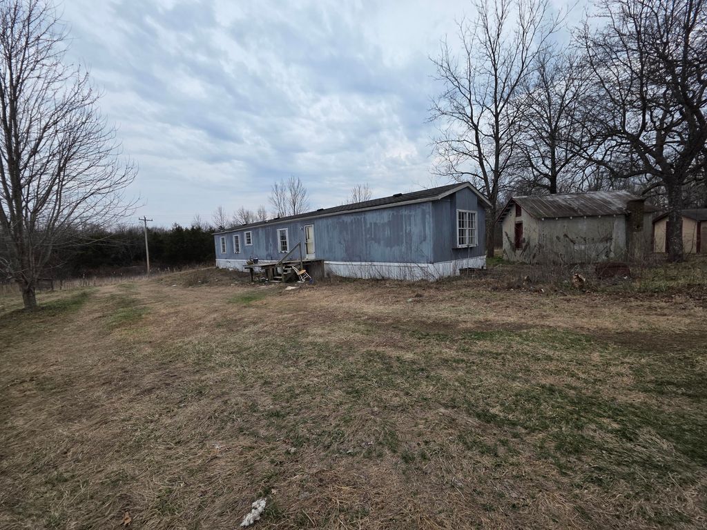 18339 Emmett Kelly Road, Houston, MO 65483