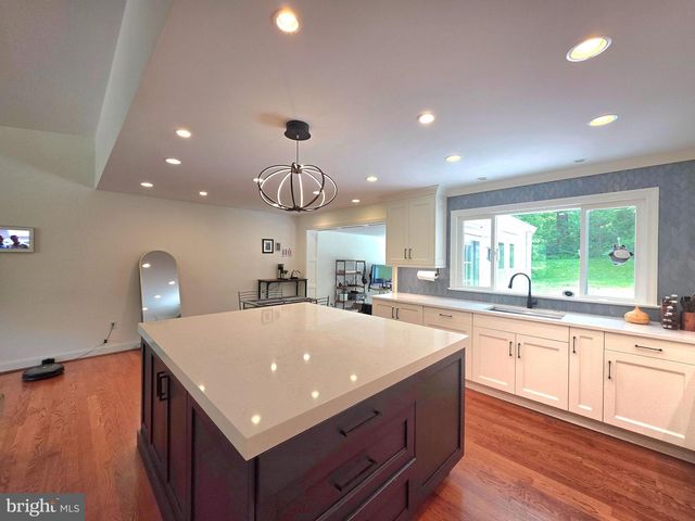 8300 BEECH TREE RD, Bethesda, MD 20817