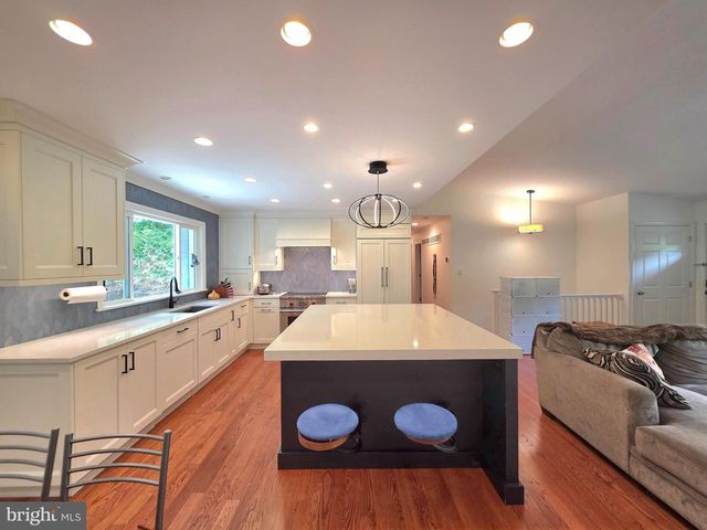 8300 BEECH TREE RD, Bethesda, MD 20817