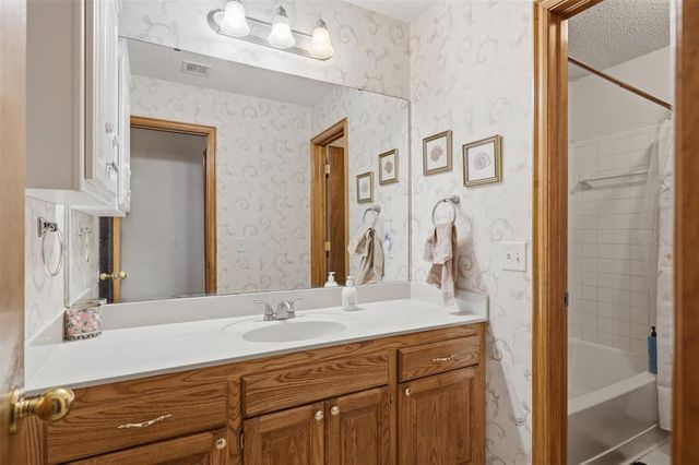 10329 Aberdeen Drive, Yukon, OK 73099