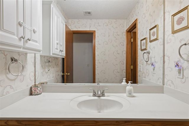 10329 Aberdeen Drive, Yukon, OK 73099