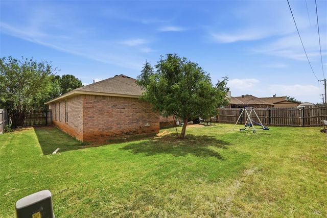 10329 Aberdeen Drive, Yukon, OK 73099