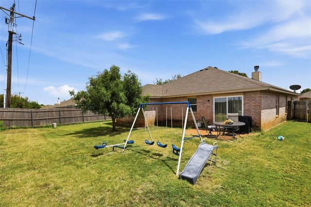 10329 Aberdeen Drive, Yukon, OK 73099