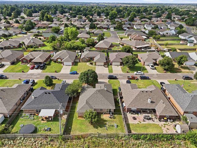 10329 Aberdeen Drive, Yukon, OK 73099