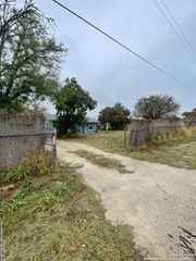 147 Shady Oaks, Floresville, TX 78114