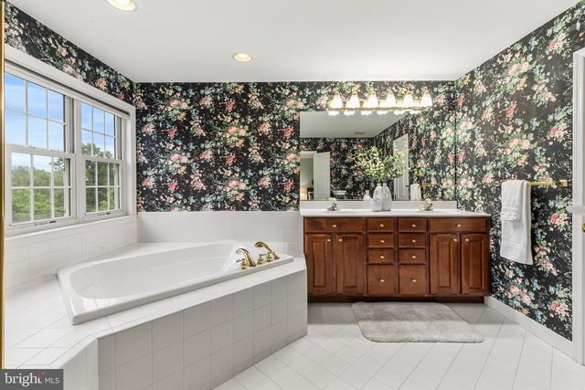 602 WHISPERING BROOKE DR, Newtown Square, PA 19073