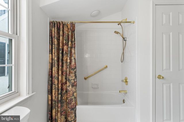 602 WHISPERING BROOKE DR, Newtown Square, PA 19073