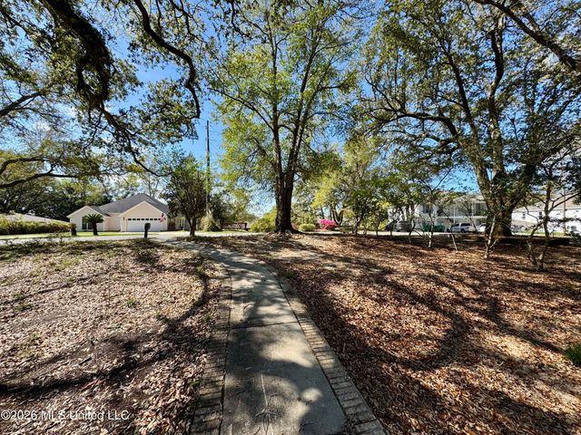 777 Moanalua Way, Diamondhead, MS 39525