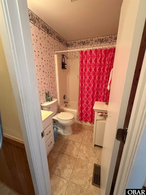 Image 10 of property listing at 131 Seabreeze Drive Lot 7, Duck, NC 27949