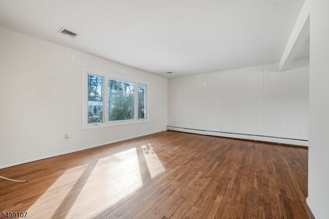 645 Wildwood Rd, Northvale Boro, NJ 07647