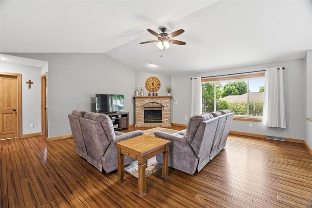 127 W BAREFOOT COURT, Appleton, WI 54913