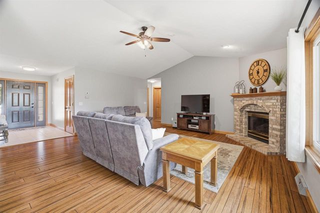 127 W BAREFOOT COURT, Appleton, WI 54913