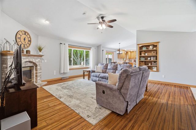127 W BAREFOOT COURT, Appleton, WI 54913
