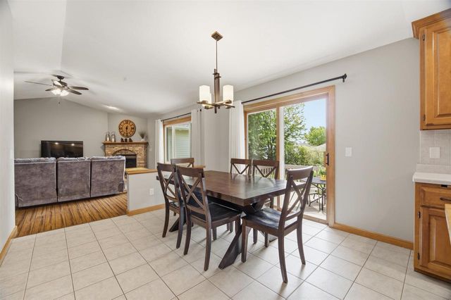 127 W BAREFOOT COURT, Appleton, WI 54913