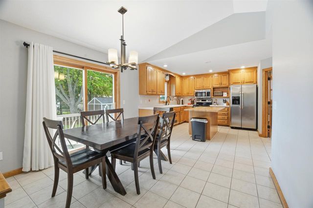 127 W BAREFOOT COURT, Appleton, WI 54913