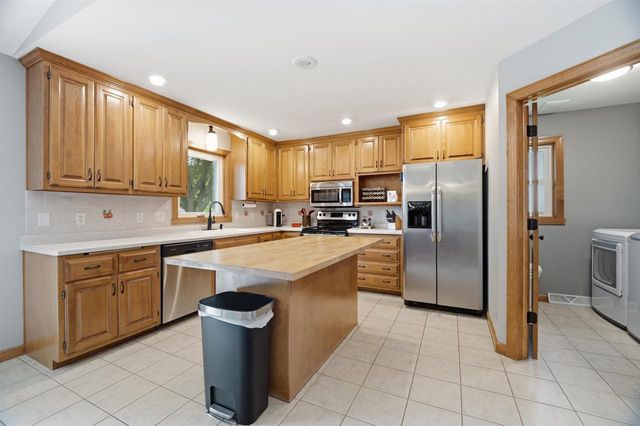 127 W BAREFOOT COURT, Appleton, WI 54913