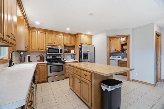 127 W BAREFOOT COURT, Appleton, WI 54913