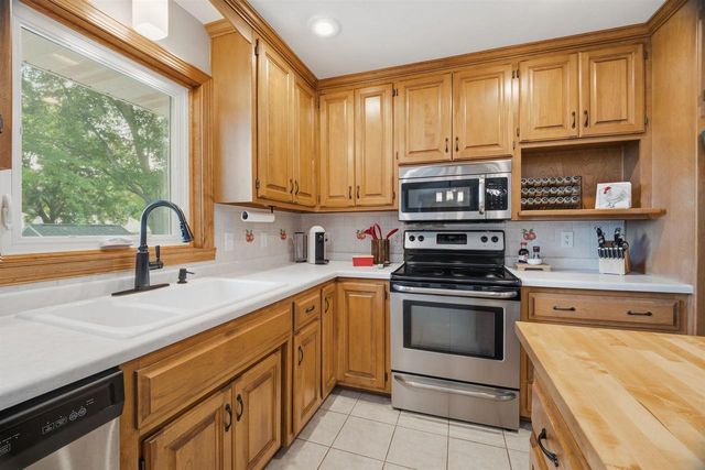 127 W BAREFOOT COURT, Appleton, WI 54913
