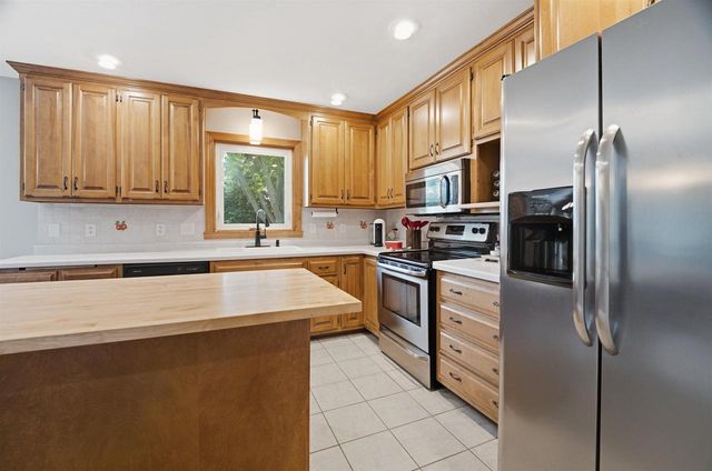 127 W BAREFOOT COURT, Appleton, WI 54913