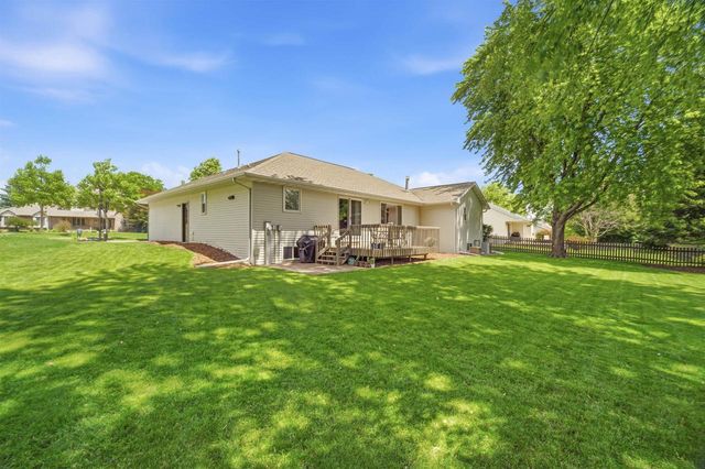 127 W BAREFOOT COURT, Appleton, WI 54913