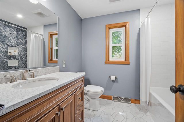 127 W BAREFOOT COURT, Appleton, WI 54913