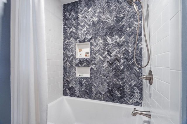 127 W BAREFOOT COURT, Appleton, WI 54913