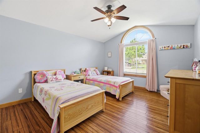127 W BAREFOOT COURT, Appleton, WI 54913