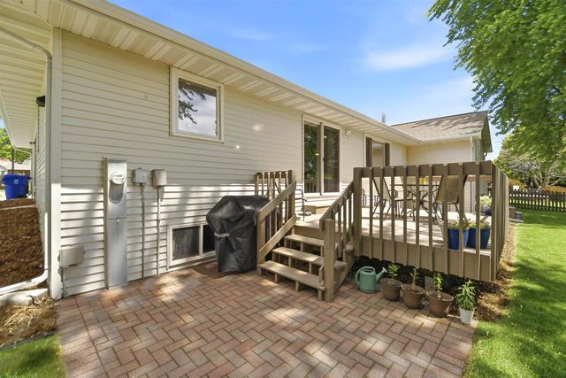 127 W BAREFOOT COURT, Appleton, WI 54913