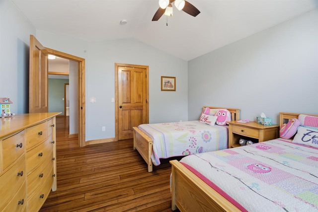 127 W BAREFOOT COURT, Appleton, WI 54913