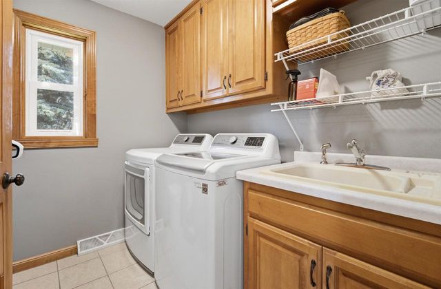 127 W BAREFOOT COURT, Appleton, WI 54913