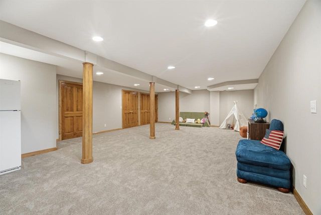 127 W BAREFOOT COURT, Appleton, WI 54913