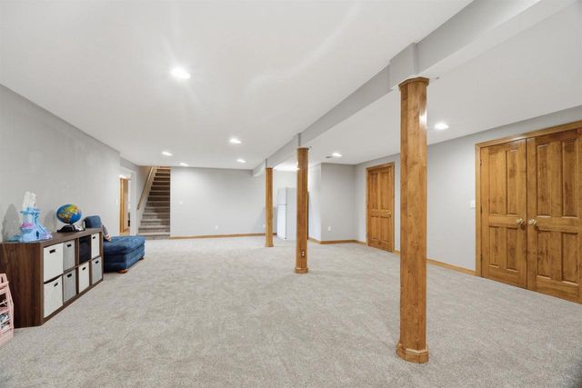 127 W BAREFOOT COURT, Appleton, WI 54913
