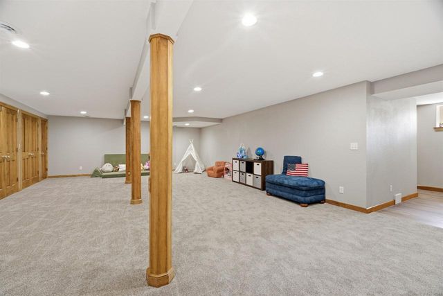 127 W BAREFOOT COURT, Appleton, WI 54913