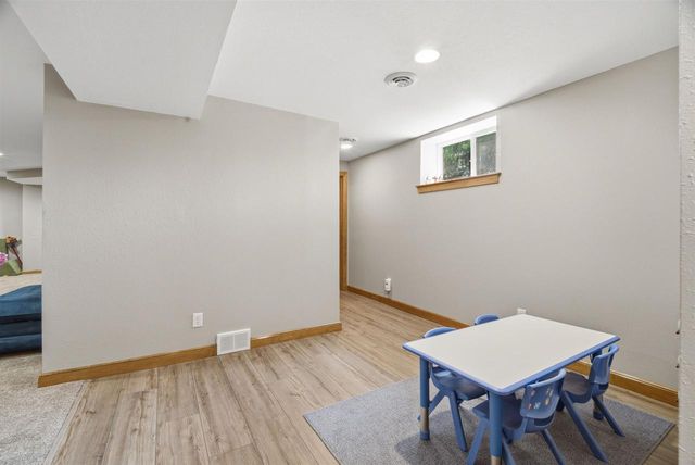 127 W BAREFOOT COURT, Appleton, WI 54913