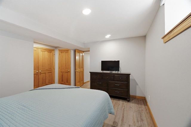 127 W BAREFOOT COURT, Appleton, WI 54913