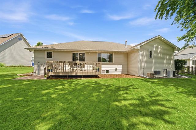 127 W BAREFOOT COURT, Appleton, WI 54913