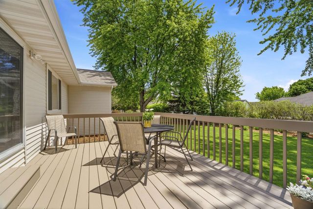 127 W BAREFOOT COURT, Appleton, WI 54913