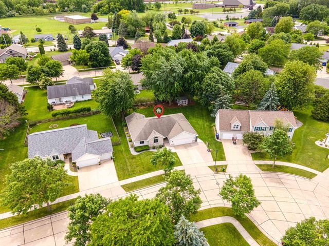 127 W BAREFOOT COURT, Appleton, WI 54913