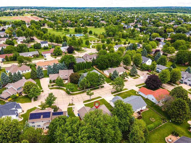 127 W BAREFOOT COURT, Appleton, WI 54913
