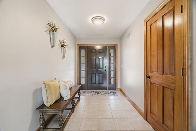 127 W BAREFOOT COURT, Appleton, WI 54913