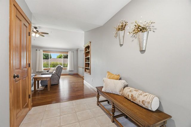 127 W BAREFOOT COURT, Appleton, WI 54913