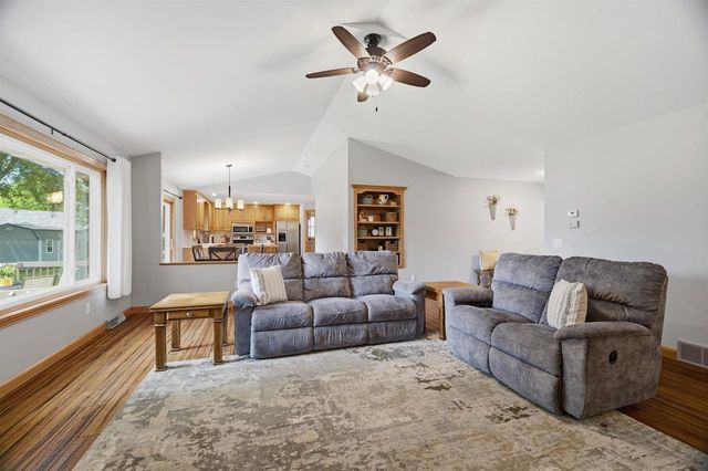 127 W BAREFOOT COURT, Appleton, WI 54913