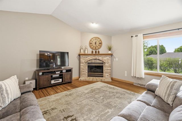 127 W BAREFOOT COURT, Appleton, WI 54913