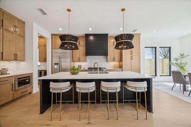 1811 Du Barry Lane, Houston, TX 77018