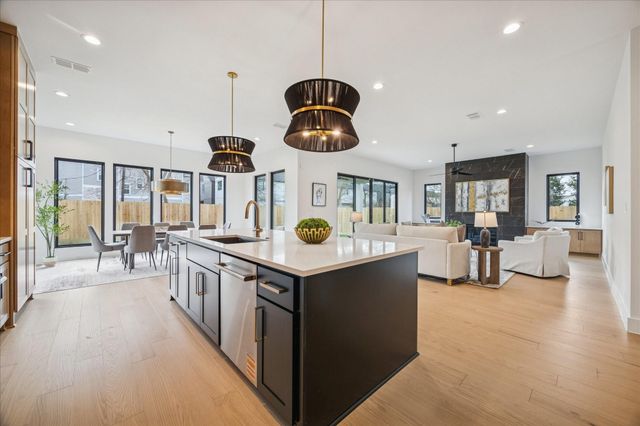 1811 Du Barry Lane, Houston, TX 77018