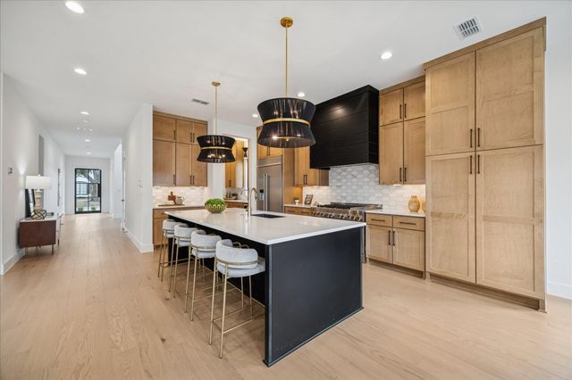 1811 Du Barry Lane, Houston, TX 77018