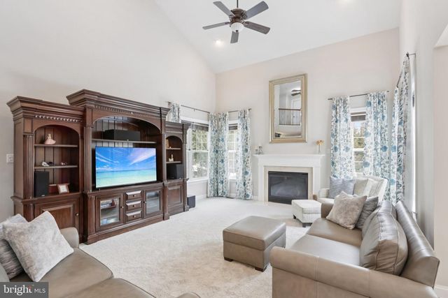 1 CRANBURY HILL CT, Mount Laurel, NJ 08054